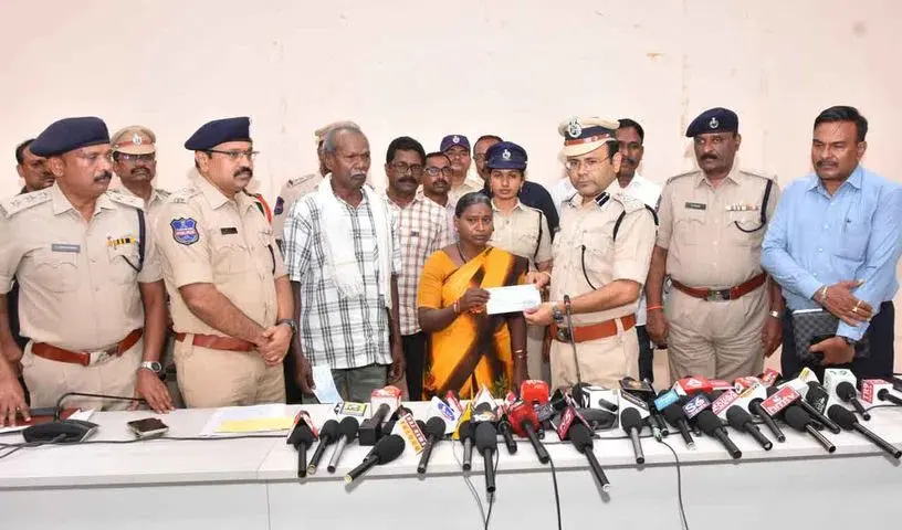 Peddapalli : वरिष्ठ माओवादी दंपत्ति ने रामागुंडम पुलिस के समक्ष किया आत्मसमर्पण