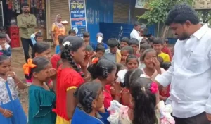 शिक्षक के तबादले को लेकर संगारेड्डी में छात्रों ने जाम किया सड़क