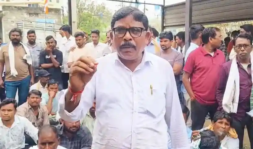 Asifabad में बिजली कटौती के खिलाफ किसानों और ग्रामीणों ने किया प्रदर्शन