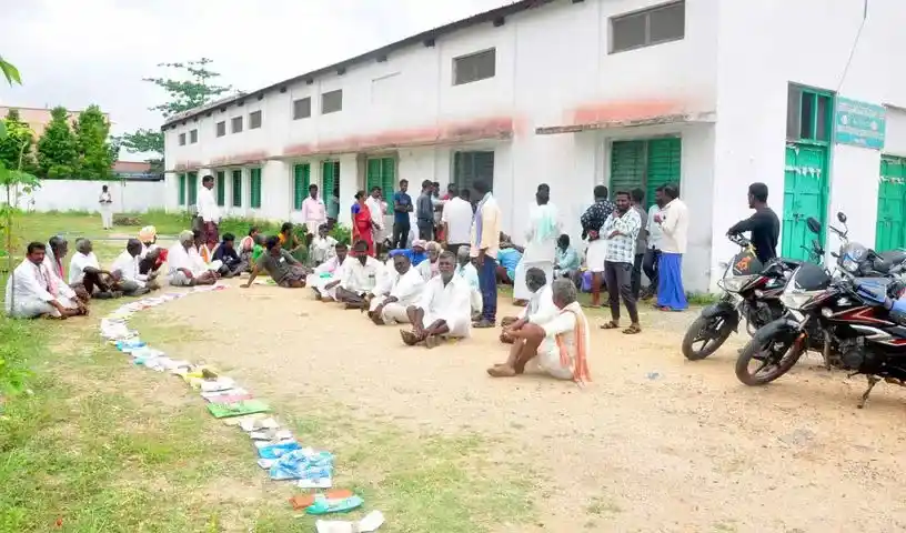 Narayanpet : यूरिया के लिए किसान लंबी कतारों में खड़े