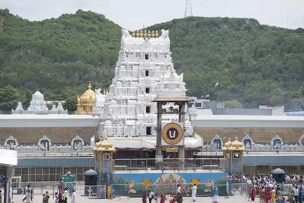 Tirupati : ट्रस्ट को हैदराबाद के दानदाताओं से मिला 5.6 करोड़ रुपये का दान