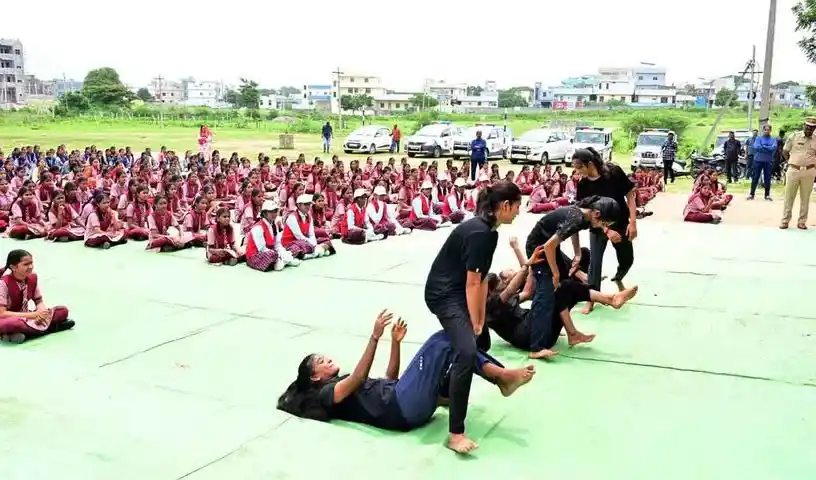 Adilabad : लड़कियों को मार्शल आर्ट का प्रशिक्षण देने के लिए शुरू किया ऑपरेशन ज्वाला