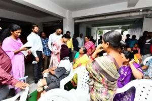PMO: पीएमओ कार्यालय निदेशक ने डबल बेडरूम वाले घरों का निरीक्षण किया