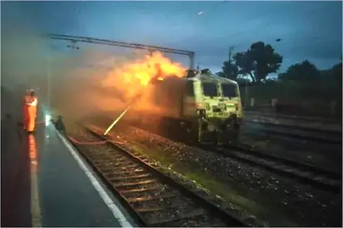 Railway: गरीब रथ एक्सप्रेस के इंजन में धमाके के साथ उठी आग की लपटें