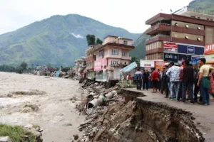 IMD Alert: हिमाचल में बंद हुई 250 सड़कें