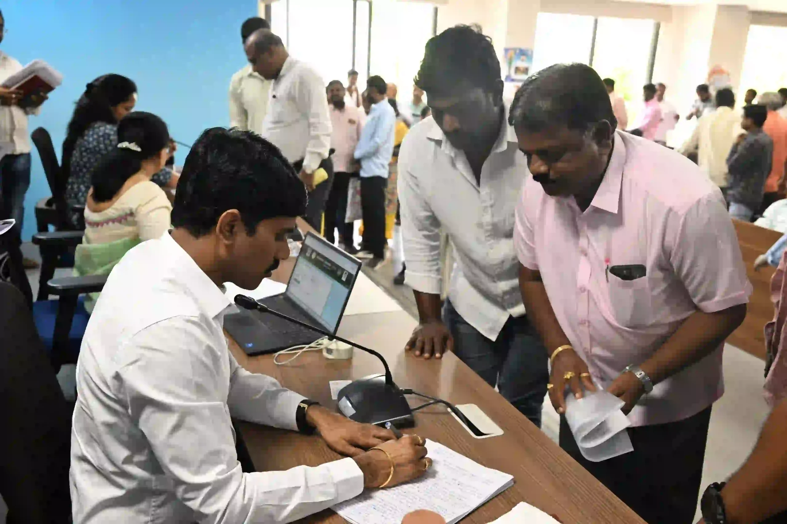 जिला कलेक्टर ने प्रजावाणी में लोगों की समस्याओं को सुना