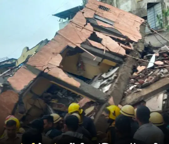 Mumbai : बांद्रा में तीन मंजिला चॉल ढही