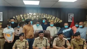 Noida : अमेरिकियों को ठगने वाले 12 गिरफ्तार