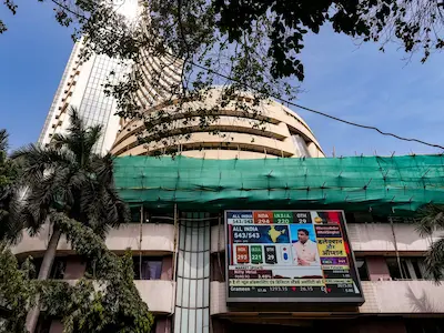 Stock Market : शेयर बाजार में गिरावट, सेंसेक्स और निफ्टी लाल निशान में