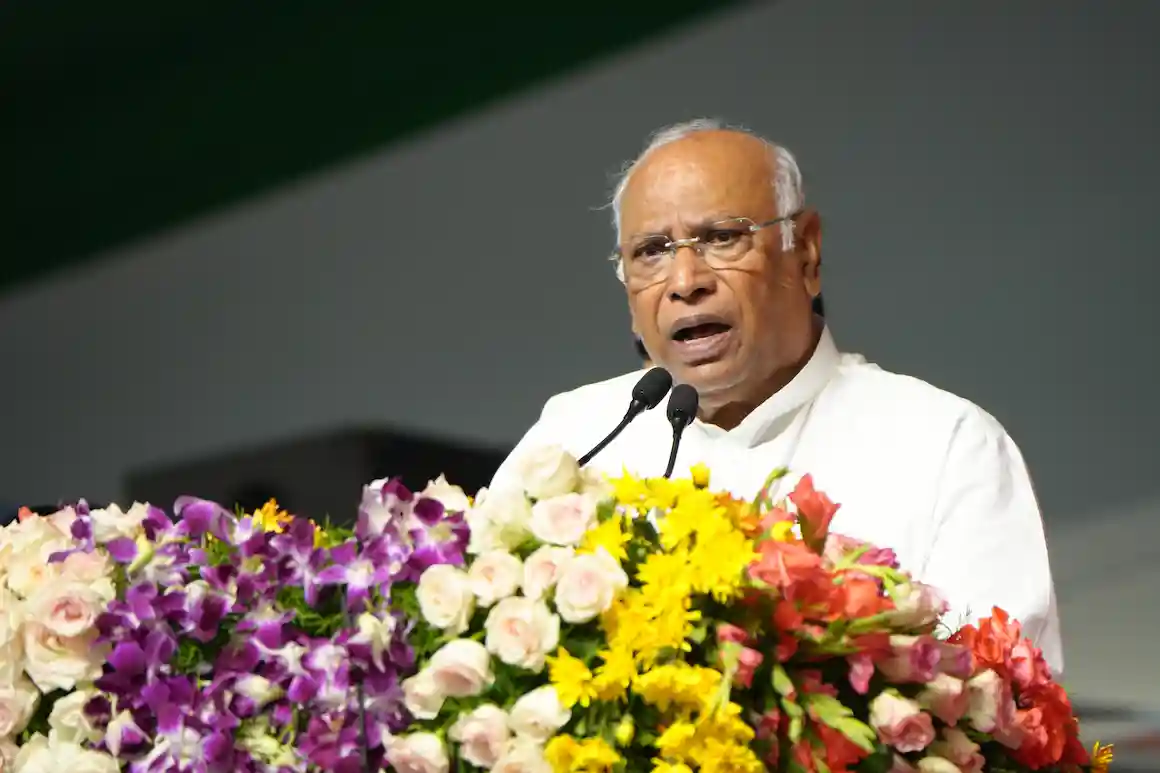 कार्यकर्ताओं ने तेलंगाना में कांग्रेस पार्टी को सत्ता में पहुंचाया: खड़गे