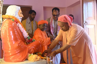 GURU : गुरु पूर्णिमा पर सीएम योगी ने किया महायोगी गोरखनाथ का विशिष्ट पूजन