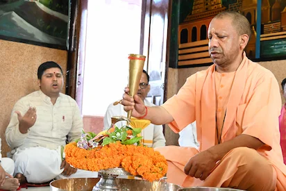 Rudrabhishek : सावन के पहले दिन सीएम योगी ने किया रुद्राभिषेक