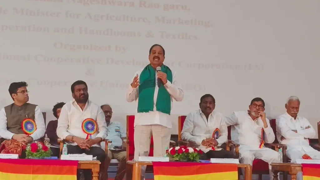 Hyderabad : प्राथमिक सहकारी समितियों को वन स्टॉप सेंटर बनना चाहिए : मंत्री तुम्मला