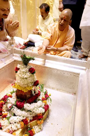 YOGI: श्रावण मास में सीएम योगी ने की बाबा विश्वनाथ की आराधना
