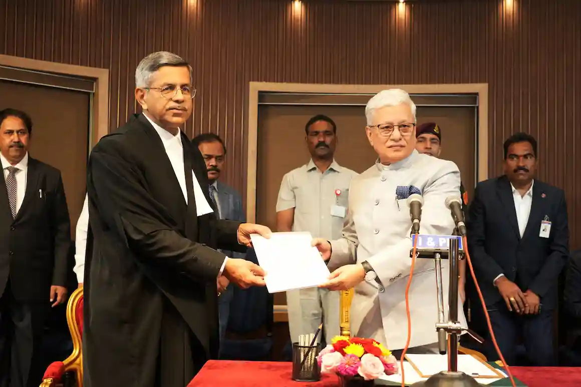 न्यायमूर्ति अपरेश कुमार सिंह ने तेलंगाना उच्च न्यायालय के मुख्य न्यायाधीश के रूप में शपथ ली