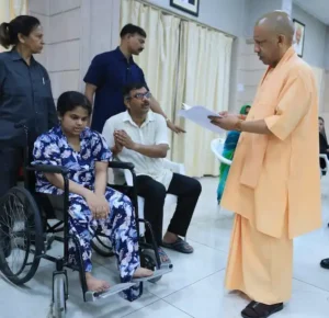 UP: एक-एक पीड़ित के पास पहुंचे सीएम योगी, सुनीं समस्याएं