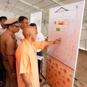 पीएम मोदी के कारण योगी आदित्यनाथ सुबह-सुबह पहुंच गए एक गांव में