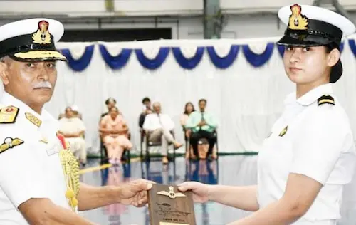 Indian Navy की पहली महिला फाइटर पायलट बनी आस्था पूनिया