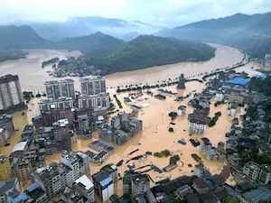 China : बाढ़ से 34 लोगों की मौत, हजारों लोगों को सुरक्षित निकाला