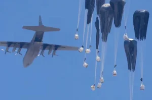 GAZA : हरक्यूलिस ने 5000 फीट की ऊंचाई से बरसाए भोजन के पैकेट
