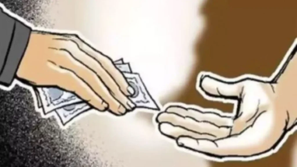 Crime : लॉज के कर्मचारियों ने अंतरंग पलों की रिकॉर्डिंग कर प्रेमियों से की जबरन वसूली