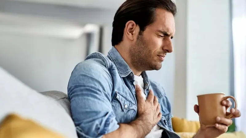 Health Tips: हार्ट अटैक आने से पहले शरीर देता है ये संकेत, न करें नजरअंदाज