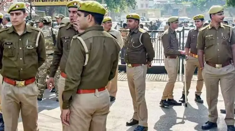 Crime : सिपाही को पीटना पड़ा भारी, थाने से लंगड़ाते हुए हाथ जोड़े निकले आरोपी