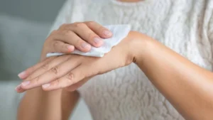 Beauty Tips: वेट वाइप्स का इस्तेमाल करते समय रखें खास ध्यान