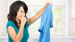 Home Care: बरसाती मौसम में कपड़ों से आती है बदबू तो आज़माएं ये नुस्खा