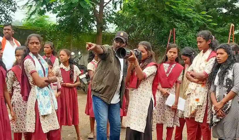 Adilabad : वन्यजीव फोटोग्राफर ने छात्रों से बाघों की रक्षा करने का किया आग्रह
