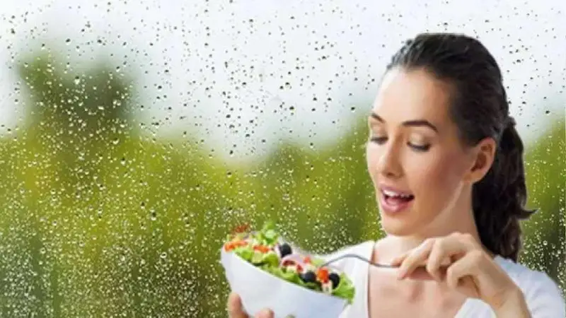 Monsoon Diet: इम्यूनिटी बढ़ाने के लिए इन चीजों का करें सेवन