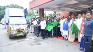 Delhi: सीएम ने आयुष्मान वैन को दिखाई हरी झंडी