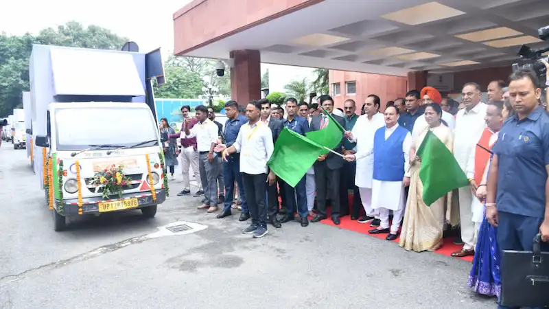 Delhi: सीएम ने आयुष्मान वैन को दिखाई हरी झंडी