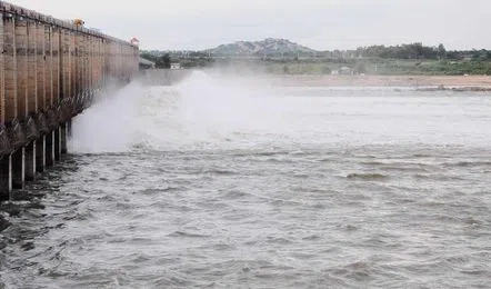 Hyderabad : अलमाटी से श्रीशैलम तक कृष्णा परियोजनाओं में बाढ़ का पानी