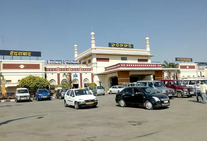 Hyderabad : जीएम ने हैदराबाद डेक्कन और चेर्लापल्ली रेलवे स्टेशनों का निरीक्षण किया