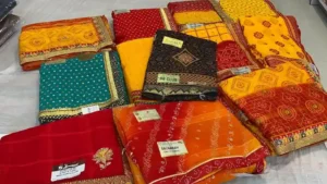 Chunari Print Saree: चुनरी प्रिंट वाली साड़ी में मिलेगा दुल्हन जैसा लुक