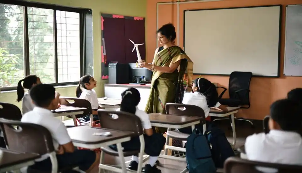 Education : तेलंगाना सरकार ने छात्रों पर डाला भारी वित्तीय बोझ