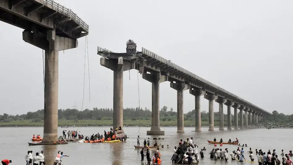 Gujarat : वडोदरा हादसा में कई अधिकारियों को किया गया निलंबित