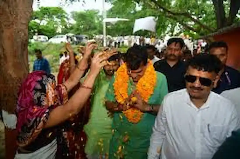 Mathura: बांके बिहारी मंदिर में मंत्री AK Sharma को दर्शन से रोका विवाद बढ़ा