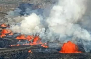 Indonesia में फिर फटा ज्वालामुखी, दिन में हो गई रात, मची अफरा-तफरी