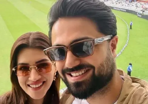 Bollywood : कृति और कबीर की ट्विनिंग लुक ने खींचा सबका ध्यान