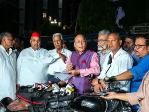 Bihar: &#8216;वोटबंदी&#8217; कर रहा EC, कट जाएंगे 2 करोड़ मतदाताओं के नाम