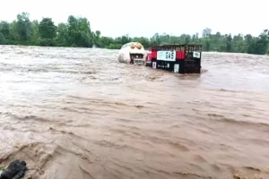 MP : बारिश का कहर, जबलपुर में ट्रक बहा, हाईवे पर लैंड स्लाइड