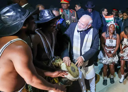 PM मोदी पहुंचे नामीबिया, पारंपरिक नृत्य से हुआ जोरदार स्वागत