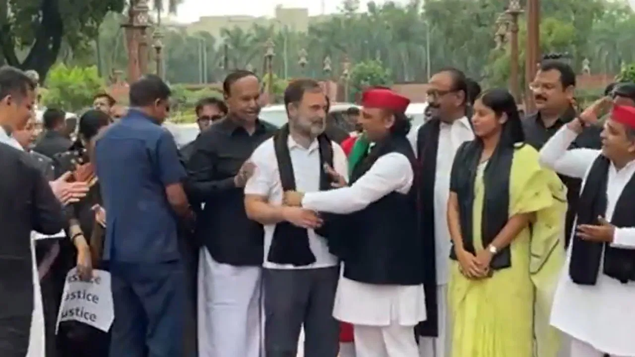 SIR का विरोध: अखिलेश ने राहुल गांधी के गले में डाला काला गमछा