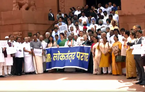 SIR मामले पर संसद परिसर में विपक्ष ने किया प्रदर्शन, सोनिया भी हुईं शामिल