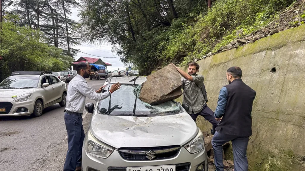 Himachal में मानसून की तबाही: 250 सड़कें बंद, IMD का रेड अलर्ट