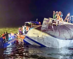Vietnam में नाव पलटलने से 34 की मौत, नाव में फंसा नाबालिग