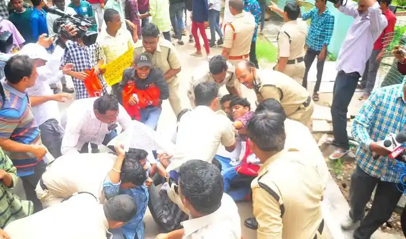 PDSU : पीडीएसयू ने रुपये को लेकर डिप्टी सीएम भट्टी, थुम्मला कार्यालयों का किया घेराव