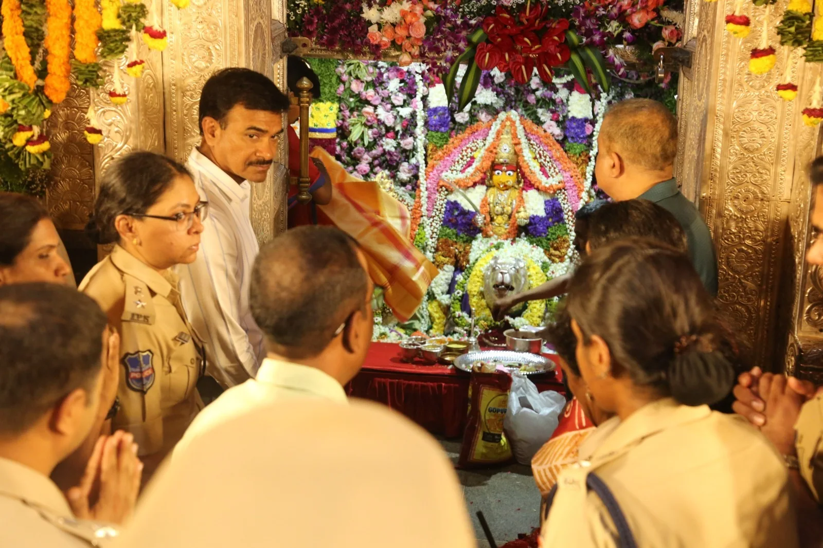 पुलिस आयुक्त सीवी आनंद ने की वरिष्ठ अधिकारियों के साथ देवी उज्जैनी महाकाली की पूजा अर्चना